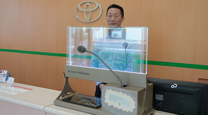 導入事例：レンタカー会社が翻訳対応の透明ディスプレイを設置｜TOPPAN