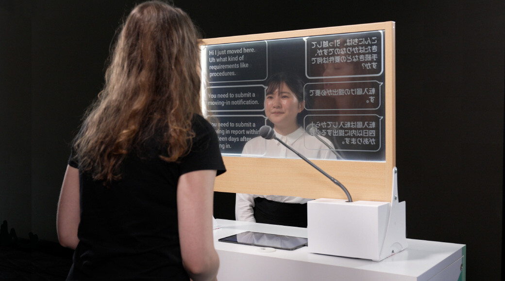 透明ディスプレイを活用した 窓口向け翻訳システム「VoiceBiz® UCDisplay®」｜TOPPAN