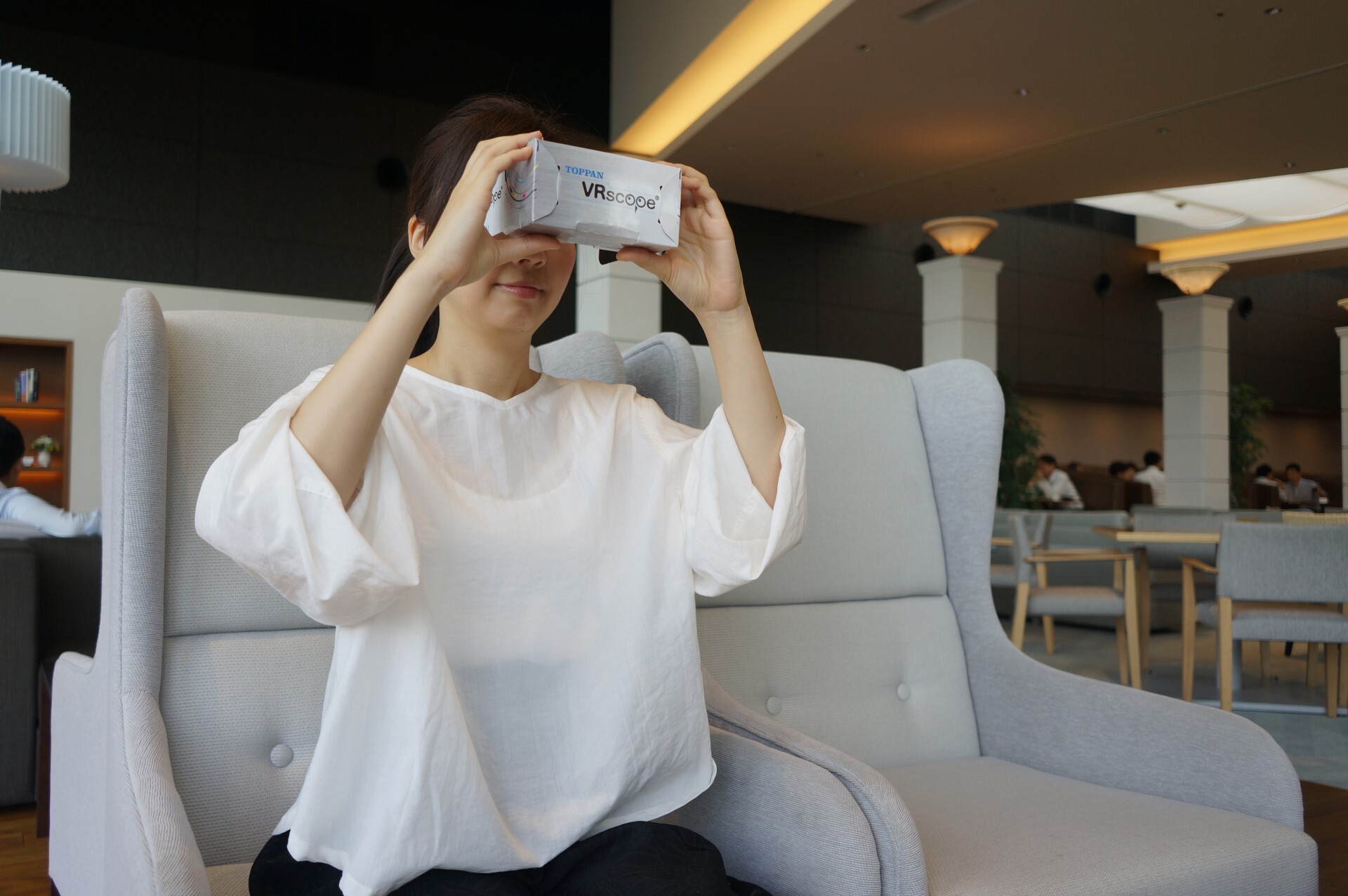 VRを活用したコンテンツの量産・紙製のヘッドマウントディスプレイ制作を低コストで実現｜凸版印刷