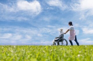 春のレクリエーションで高齢者を笑顔に！月別アイデアと簡単レク