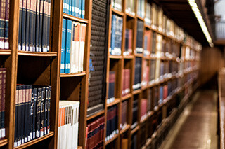 図書館の資料を守り、活用するデジタルアーカイブの進め方と成功のポイント