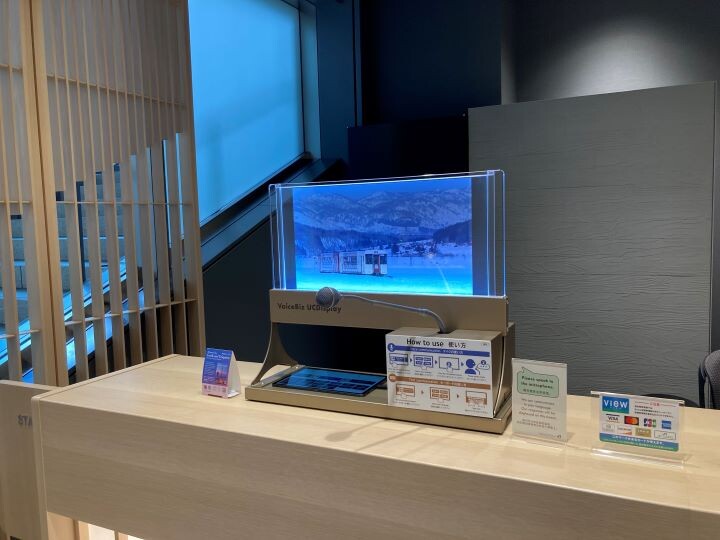 導入事例｜TAKANAWA GATEWAY CITY 様が透明翻訳ディスプレイ「VoiceBiz® UCDisplay®」を導入！