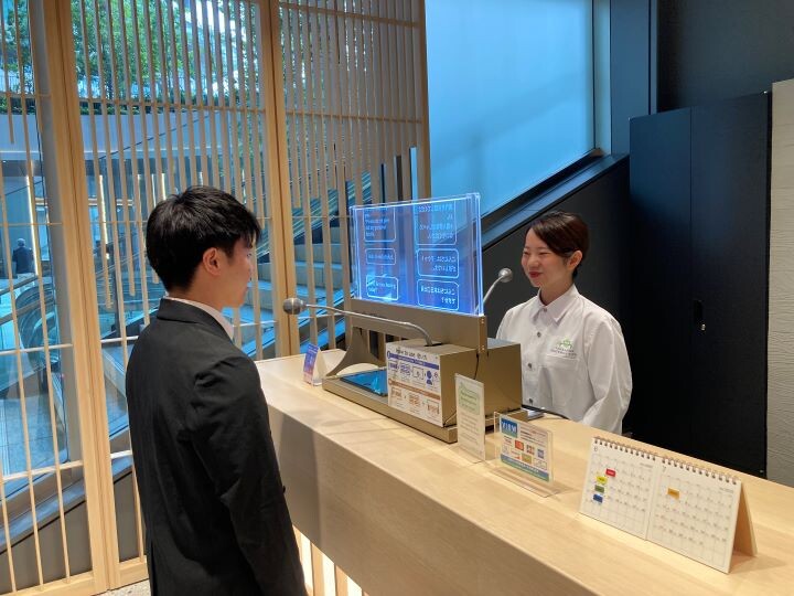導入事例｜TAKANAWA GATEWAY CITY 様が透明翻訳ディスプレイ「VoiceBiz® UCDisplay®」を導入！