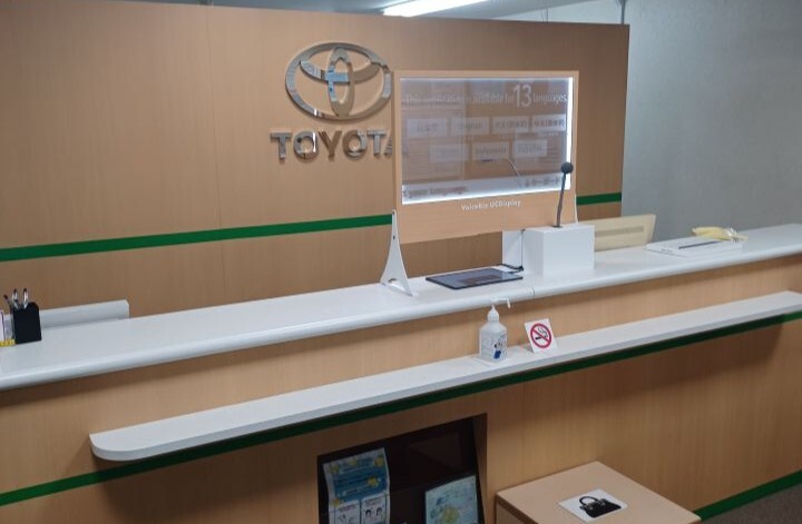 透明翻訳ディスプレイ「VoiceBiz® UCDisplay®」導入事例｜トヨタレンタリース新札幌様｜TOPPAN