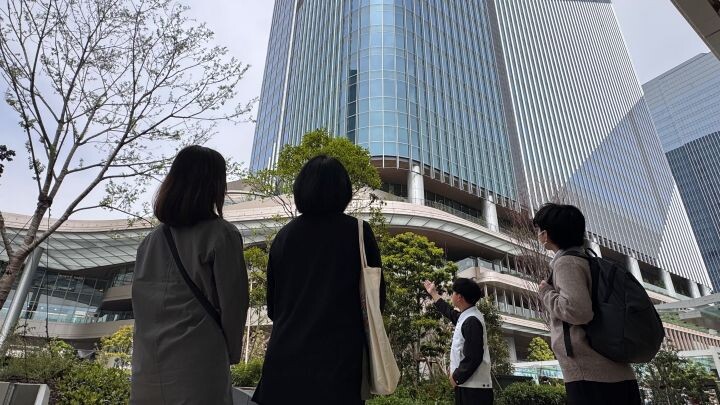 導入事例｜『VoiceBiz® Remote』JR東日本グループ様 TAKANAWA GATEWAY CITYでの「まちあるきイベント」における多言語翻訳サービスの活用事例｜TOPPAN