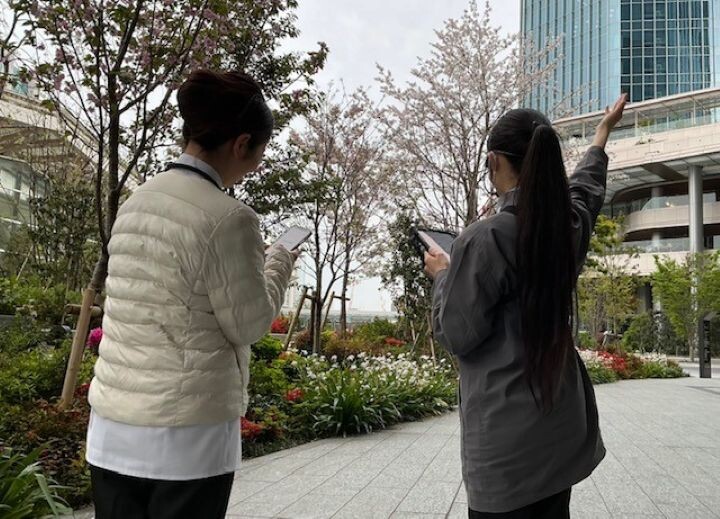 導入事例｜『VoiceBiz® Remote』JR東日本グループ様 TAKANAWA GATEWAY CITYでの「まちあるきイベント」における多言語翻訳サービスの活用事例｜TOPPAN