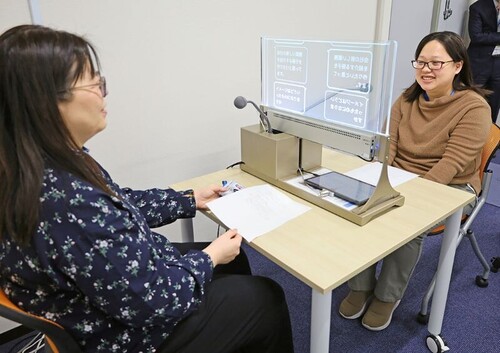 透明ディスプレイを活用した 窓口向け翻訳システム「VoiceBiz® UCDisplay®」|TOPPAN