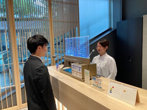 透明ディスプレイを活用した 窓口向け翻訳システム「VoiceBiz® UCDisplay®」｜TOPPAN