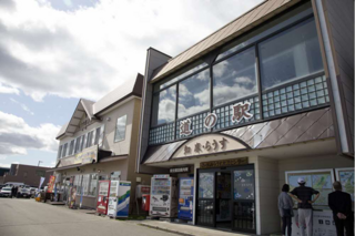 透明ディスプレイを活用した 窓口向け翻訳システム「VoiceBiz® UCDisplay®」｜TOPPAN