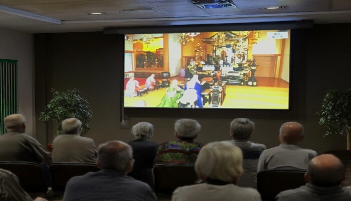 初詣を動画で体験する様子