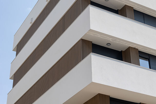 非住宅・ビルでも人気の「おしゃれな板張り外壁」種類別のメリット・デメリットと経年劣化、メンテナンスについて解説