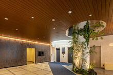 住宅・非住宅問わずトレンドの“木目天井”｜メリット・デメリットと材料別の特徴、おしゃれな事例を紹介