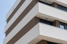 非住宅・ビルでも人気の「おしゃれな板張り外壁」種類別のメリット・デメリットと経年劣化、メンテナンスについて解説