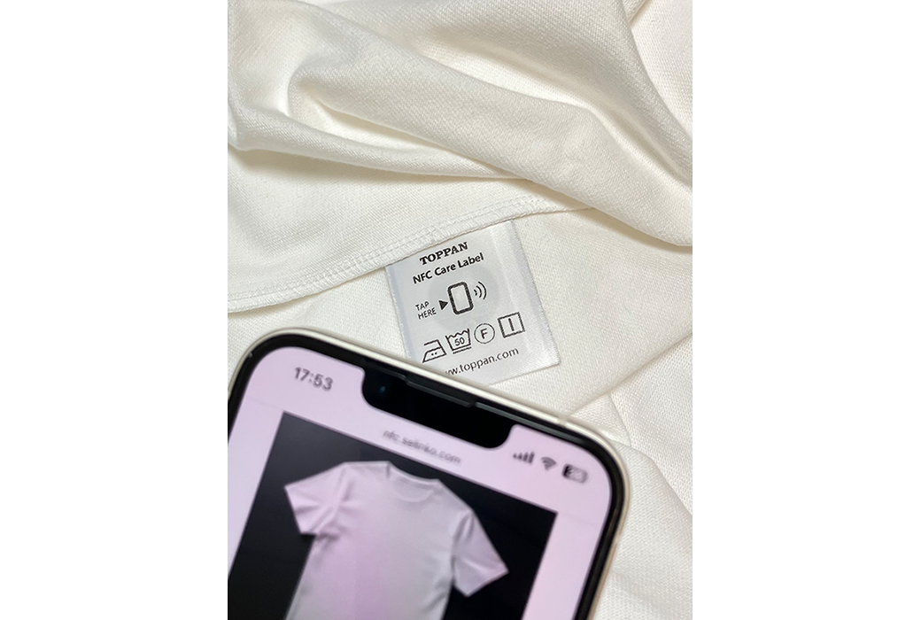 アパレルの洗濯タグをスマートフォンで読み取る様子